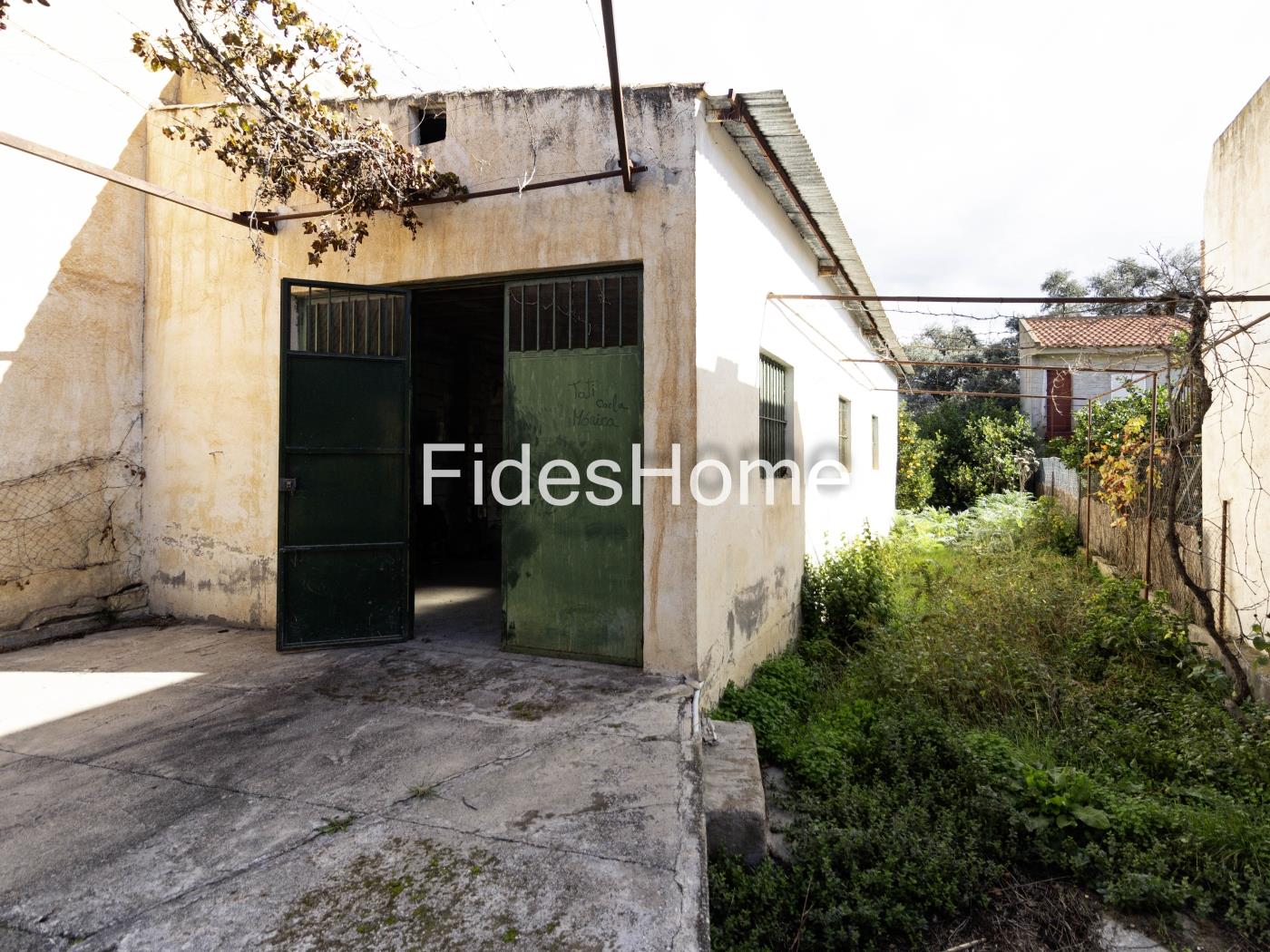 Agricultural building with land and drinking water in a rural setting in Béznar