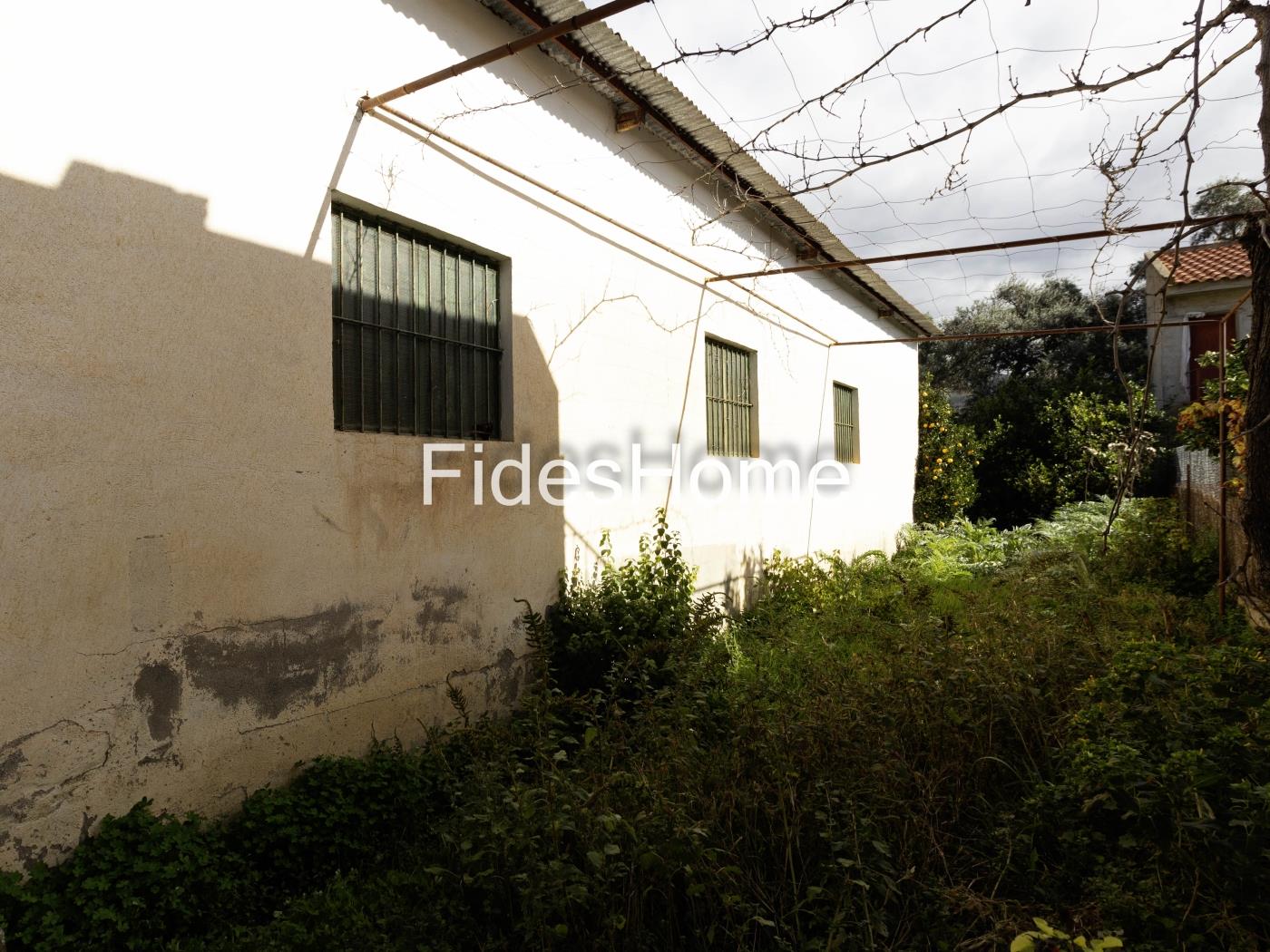 Agricultural building with land and drinking water in a rural setting in Béznar
