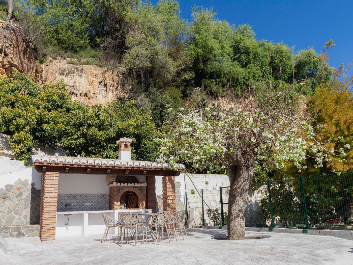 Landhaus mit Pool und Garten in Albuñuelas