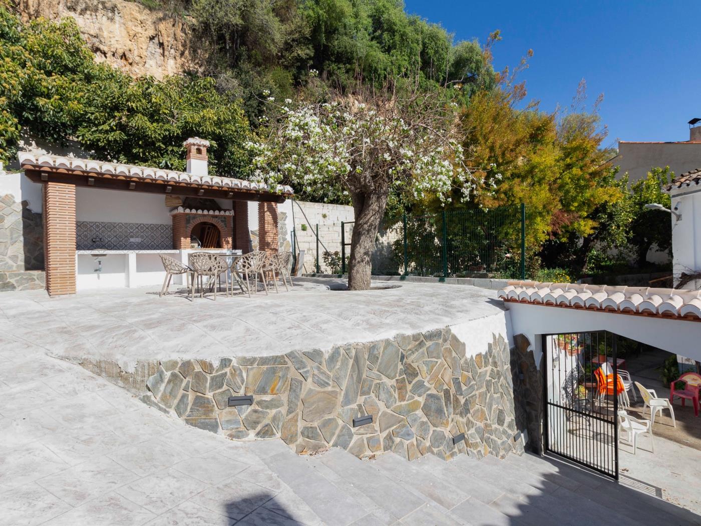 Landhaus mit Pool und Garten in Albuñuelas
