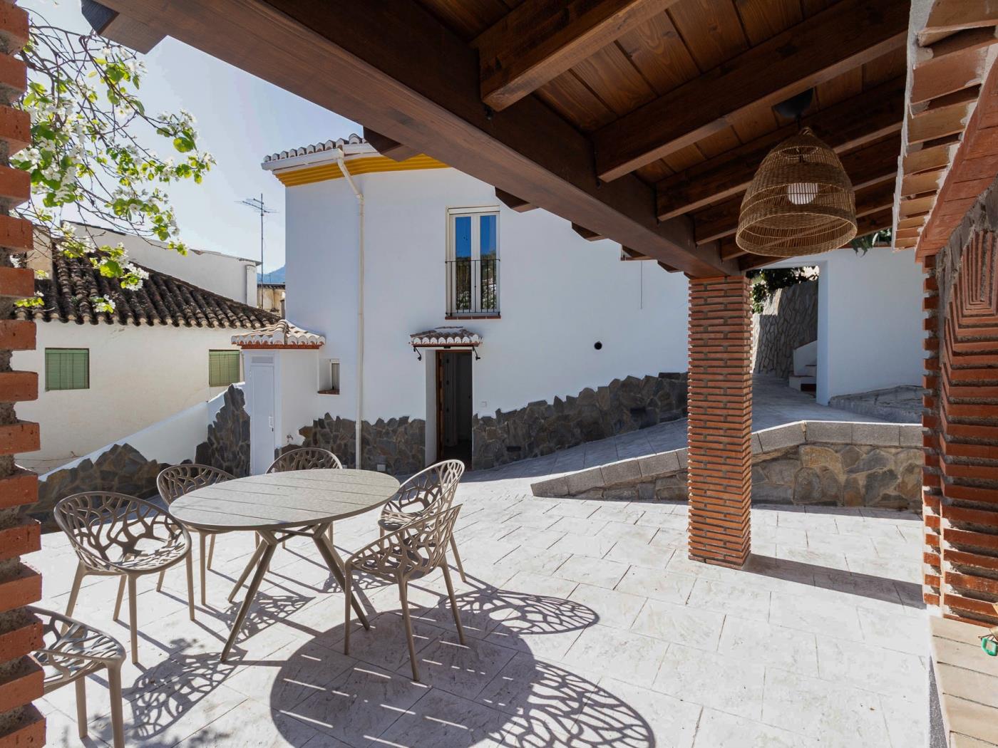 Landhaus mit Pool und Garten in Albuñuelas