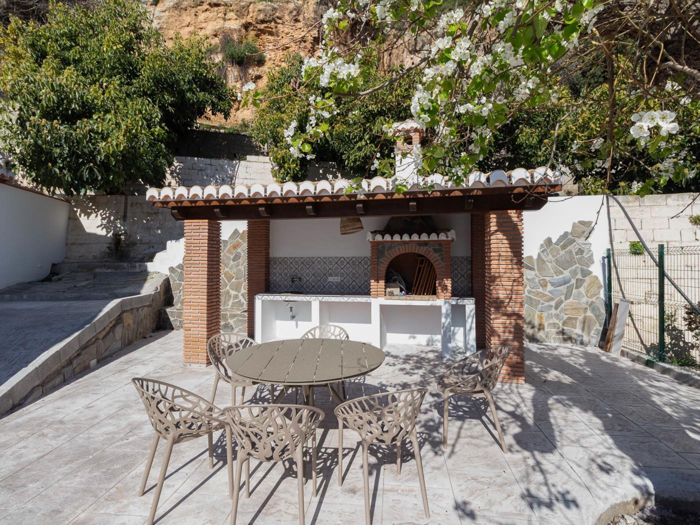 Landhaus mit Pool und Garten in Albuñuelas
