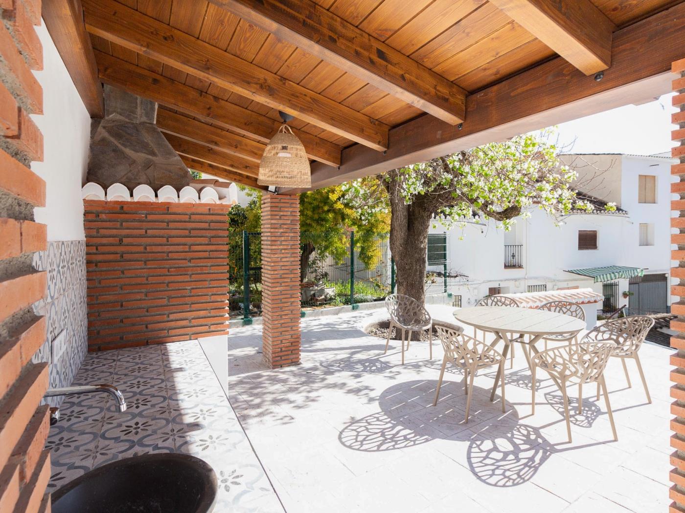 Landhaus mit Pool und Garten in Albuñuelas
