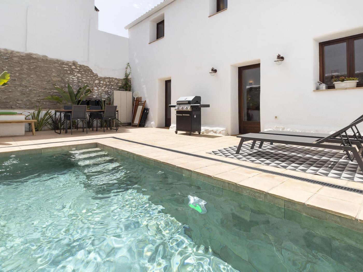 Rustic house with a swimming pool in Nigüelas in Nigüelas