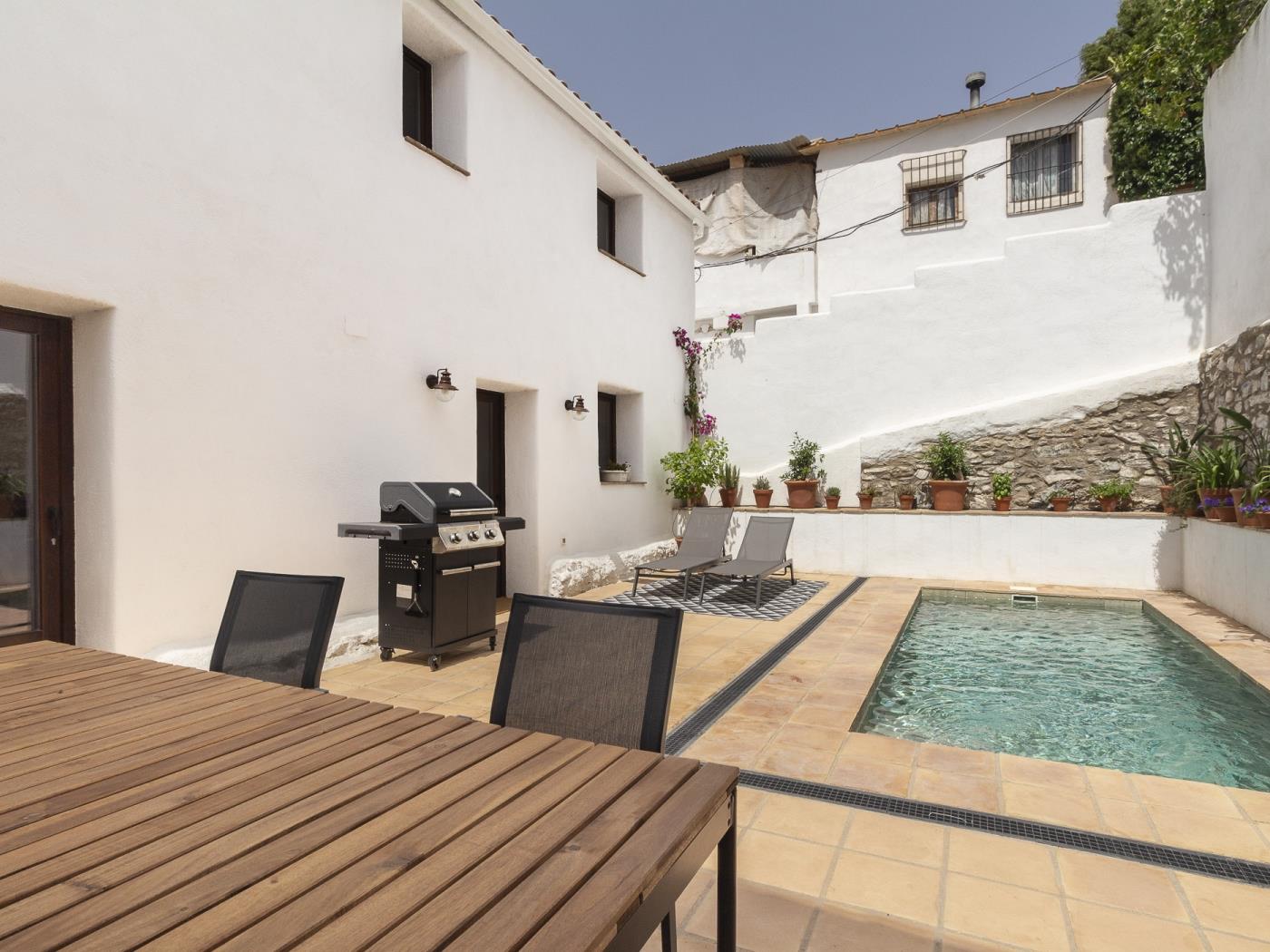 Rustic house with a swimming pool in Nigüelas in Nigüelas