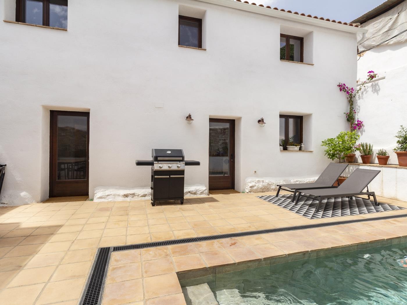 Rustic house with a swimming pool in Nigüelas in Nigüelas