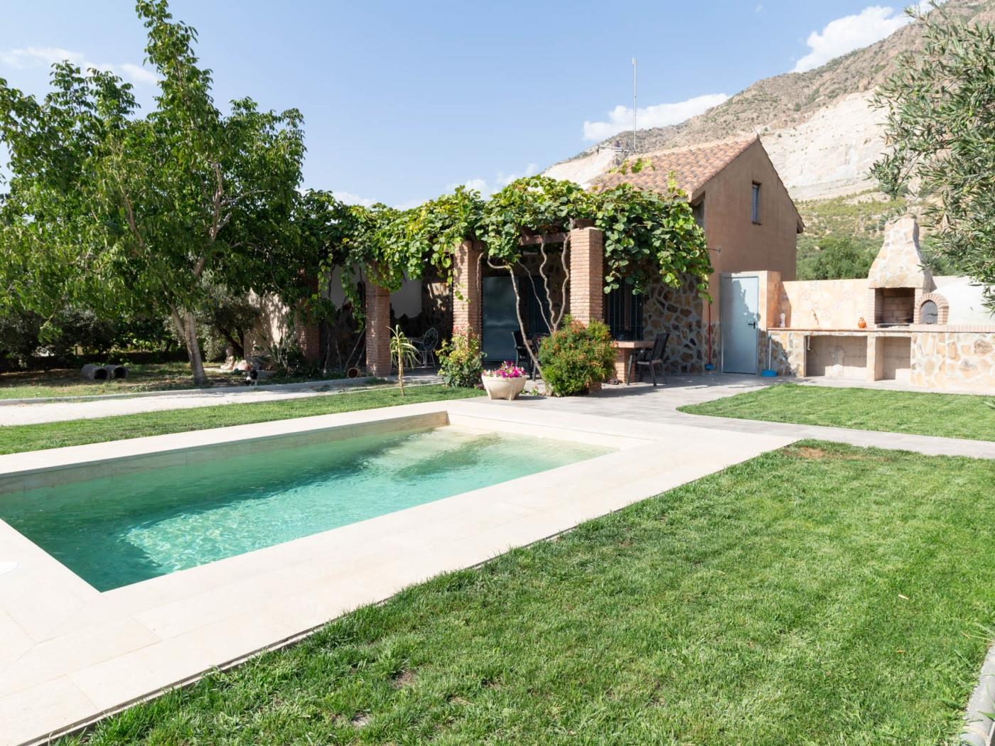 Landhaus mit Pool und Grill in Dúrcal