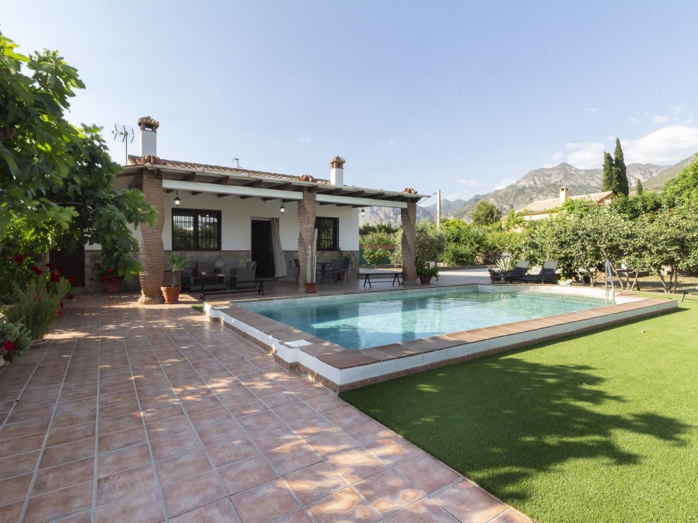 Country house with pool in a natural setting in Dúrcal