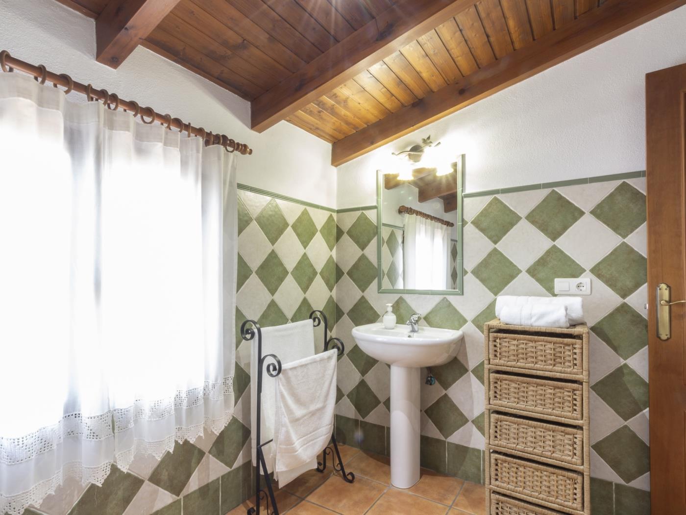Country house with pool in a natural setting in Dúrcal