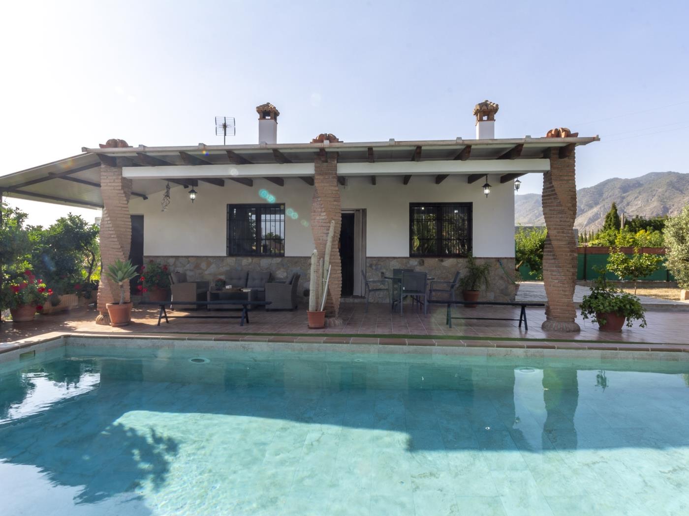 Country house with pool in a natural setting in Dúrcal