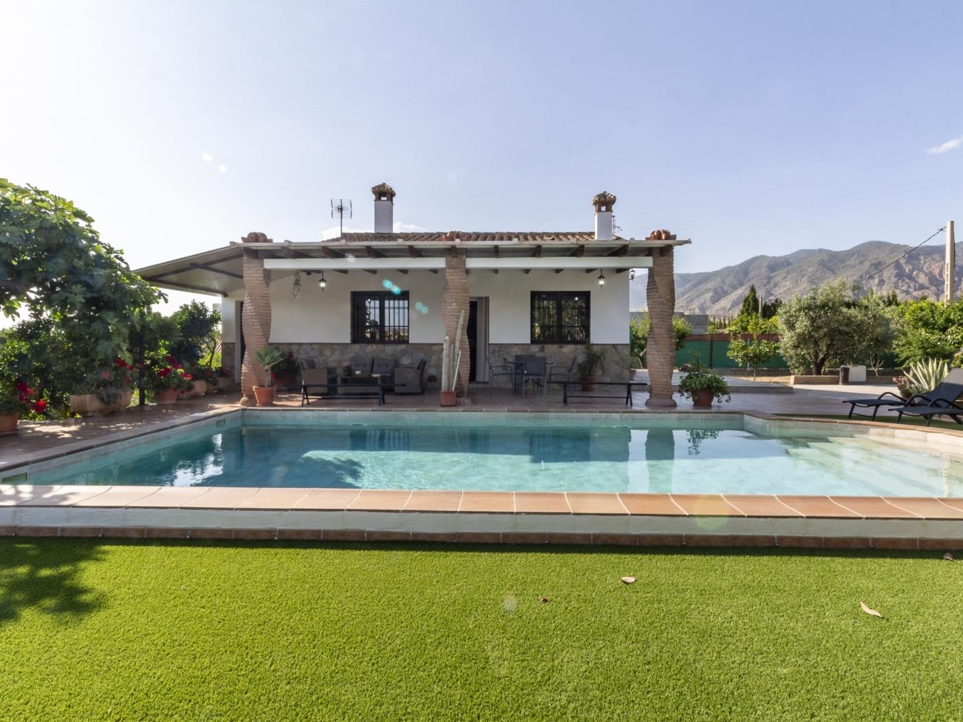 Country house with pool in a natural setting in Dúrcal