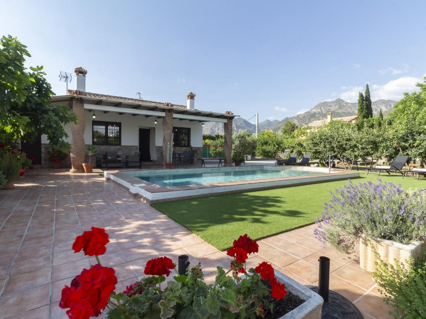 Country house with pool in a natural setting in Dúrcal