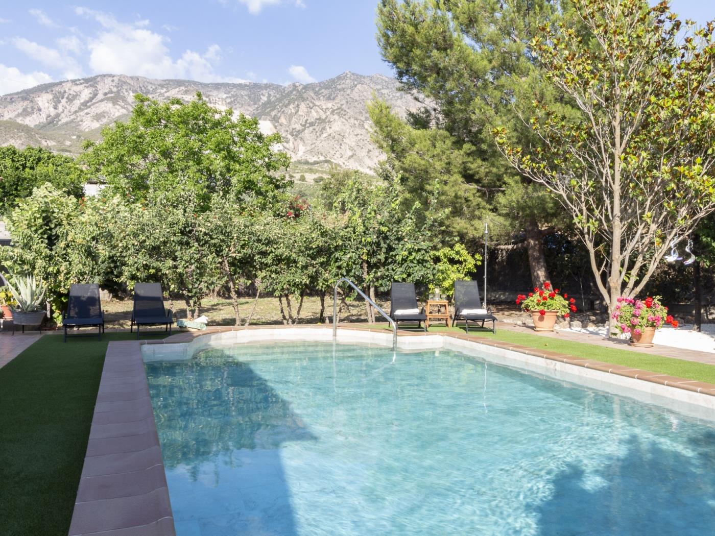 Country house with pool in a natural setting in Dúrcal