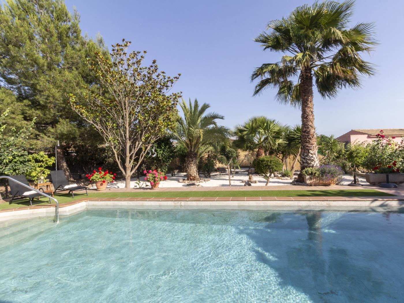 Country house with pool in a natural setting in Dúrcal