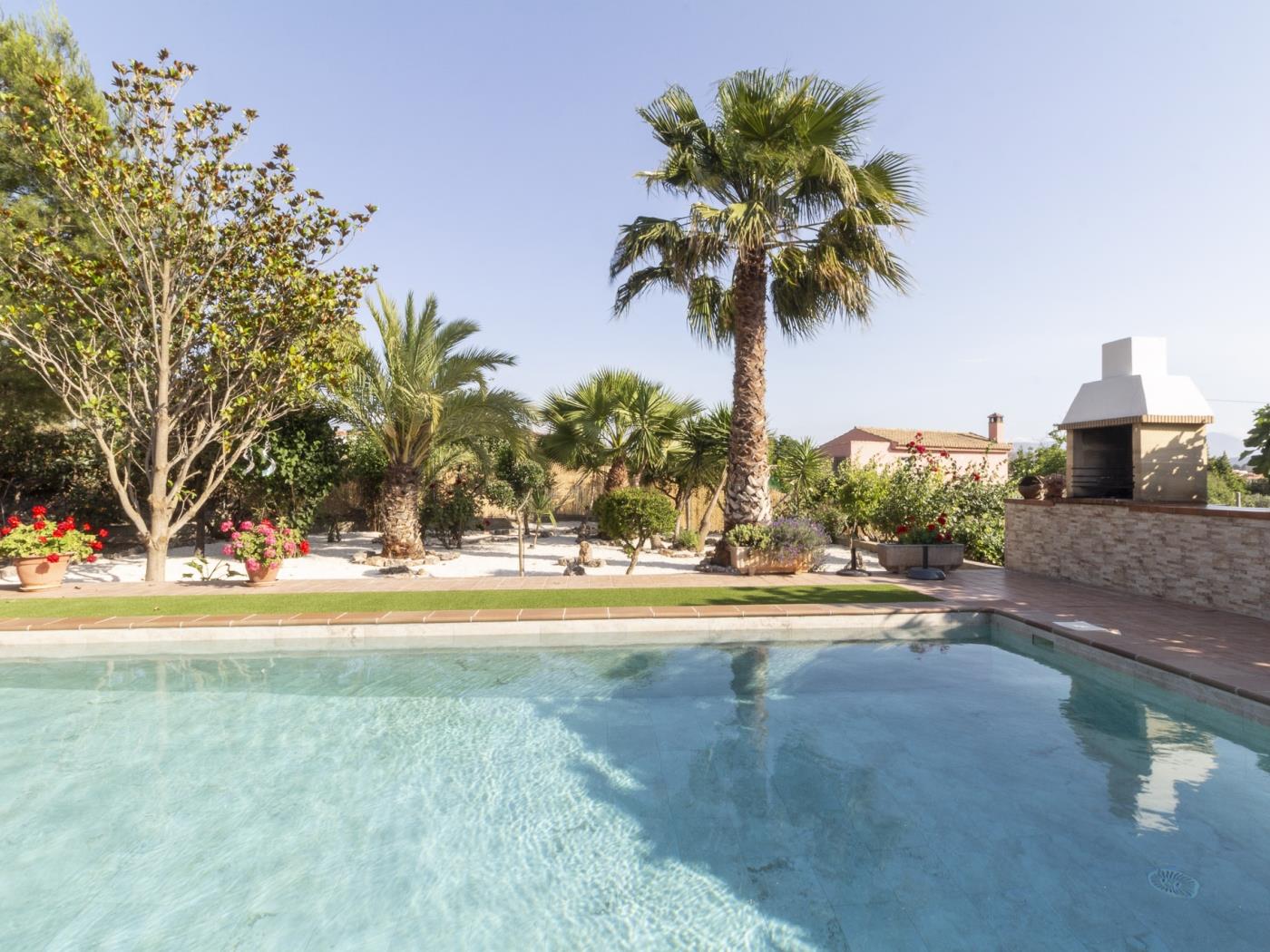 Country house with pool in a natural setting in Dúrcal