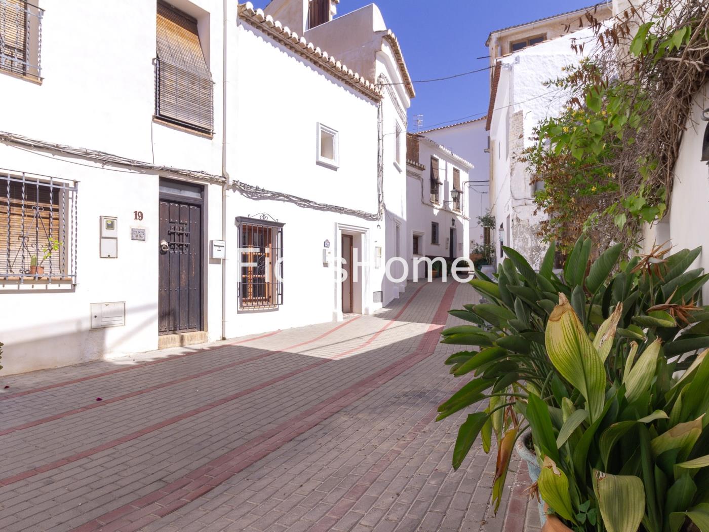 A charming terraced house in Chite, situated in a peaceful setting in Chite