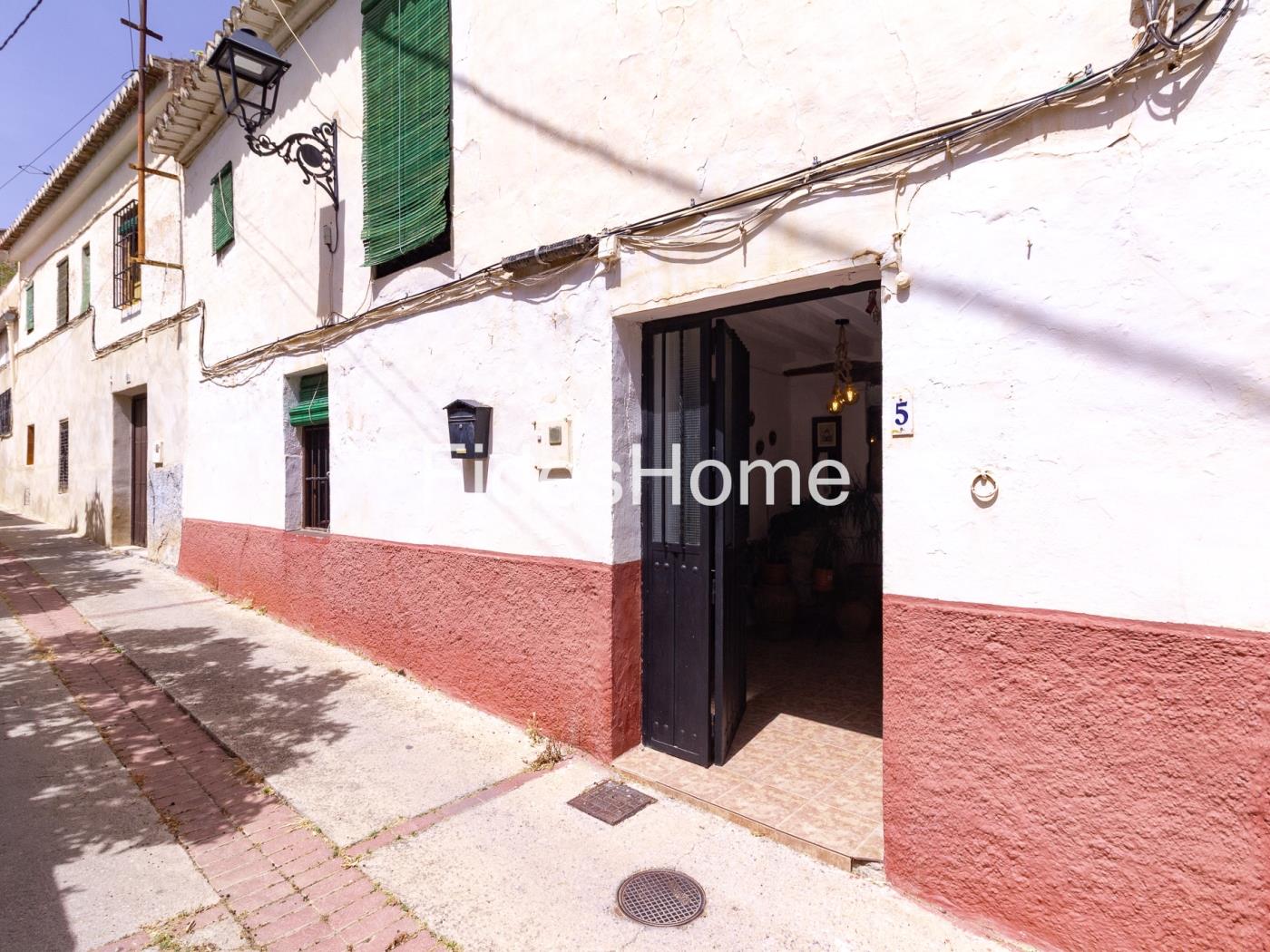 Spacious house with potential in Pinos del Valle in Pinos del Valle