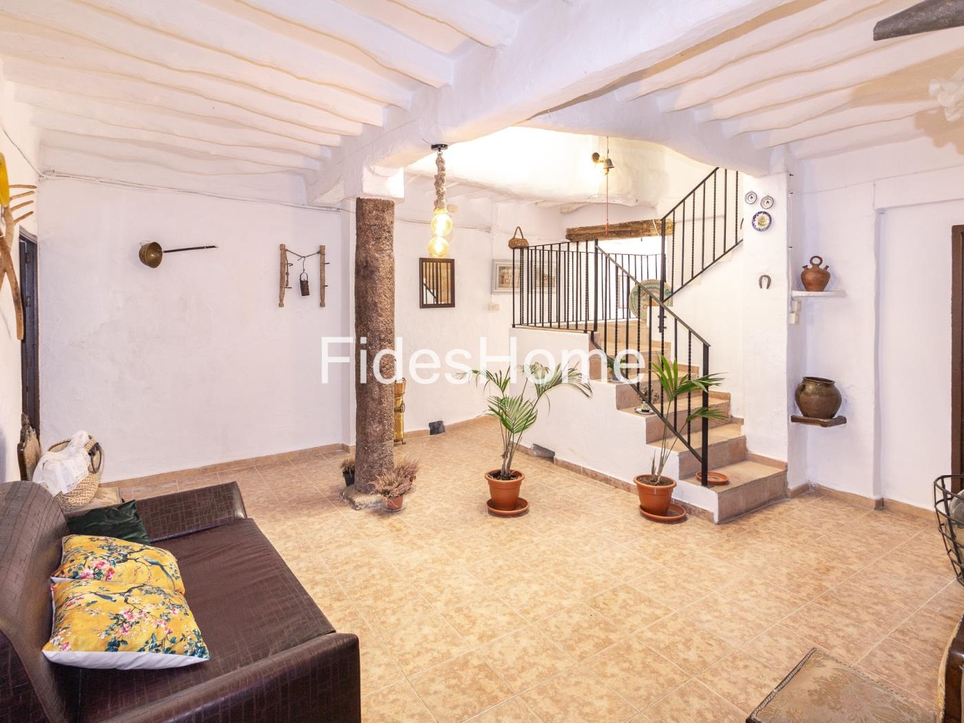 Spacious house with potential in Pinos del Valle in Pinos del Valle