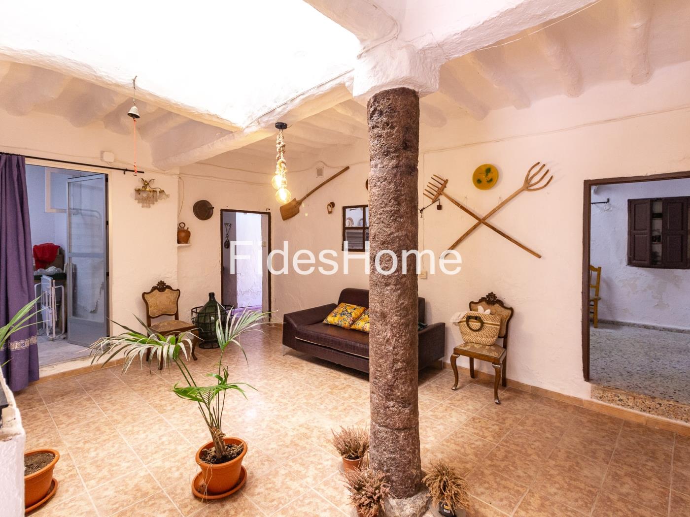Spacious house with potential in Pinos del Valle in Pinos del Valle