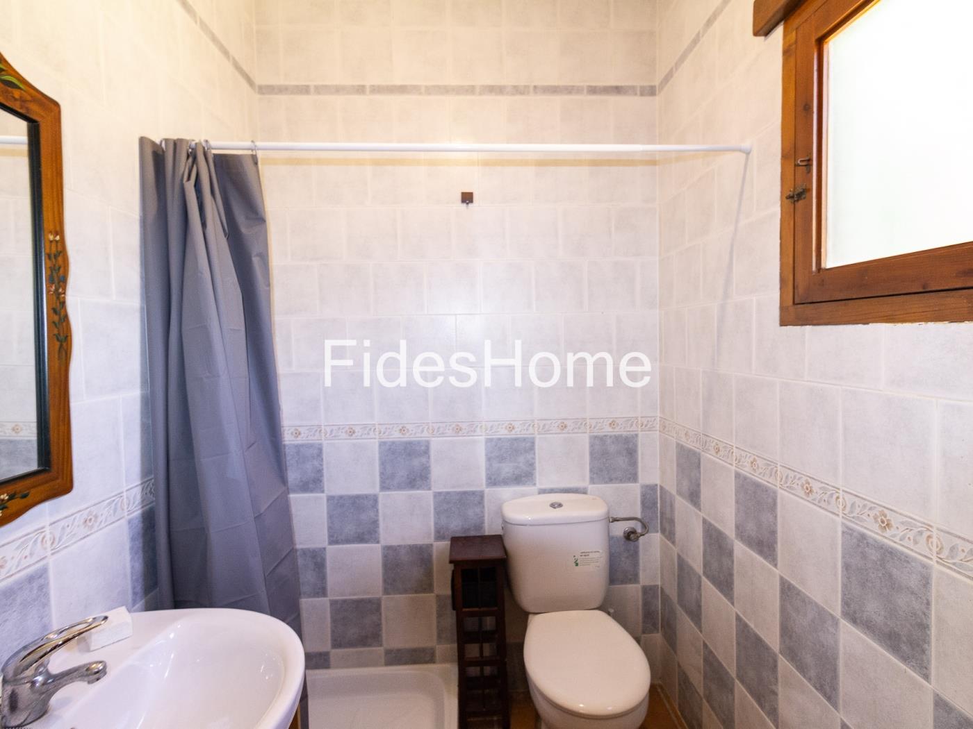 A charming rustic farmhouse with extensive grounds, salt pans and fruit trees in Saleres