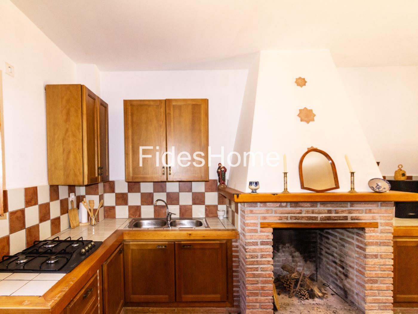 A charming rustic farmhouse with extensive grounds, salt pans and fruit trees in Saleres