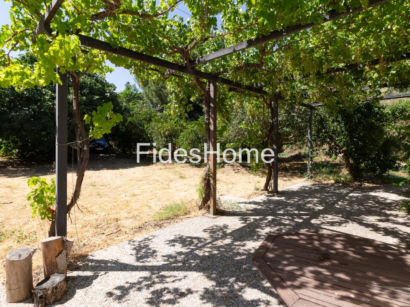 A charming rustic farmhouse with extensive grounds, salt pans and fruit trees in Saleres